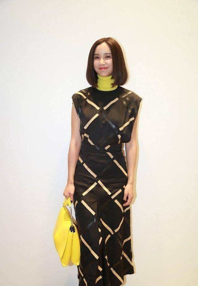 进行 短发的张歆艺利落又潇洒,吊带套在衬衫外面穿,复古又霸气