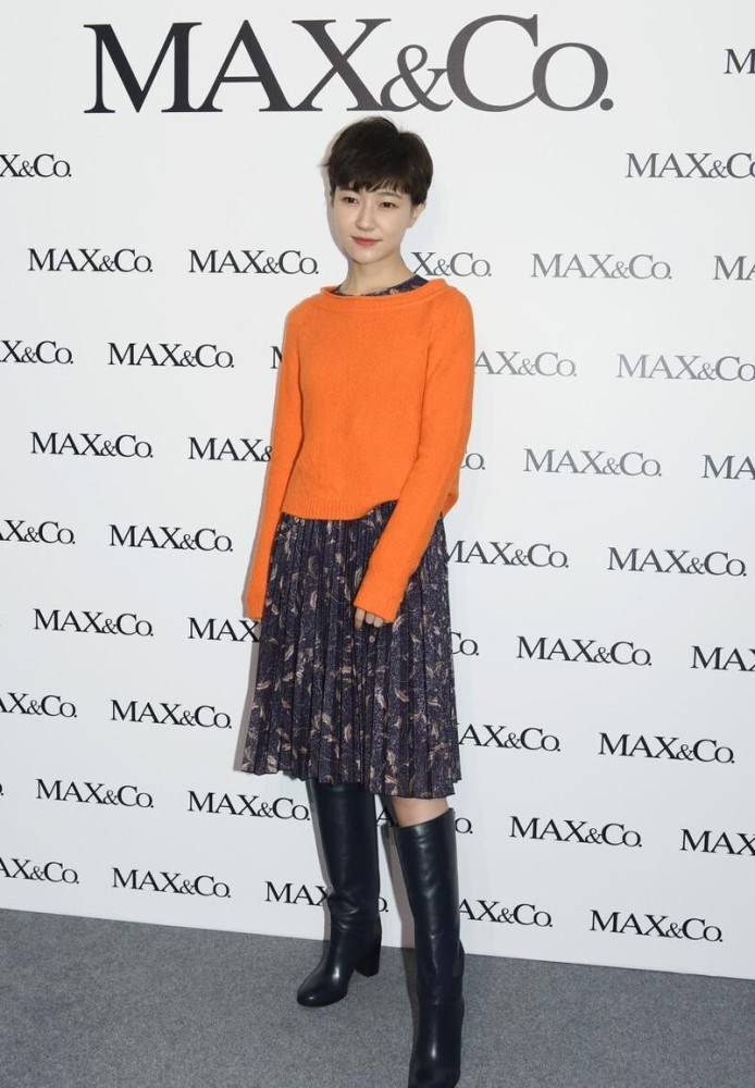 颜色 换了发型的焦俊艳娇嫩了不少,穿亮黄色好似学生,配橘色包挺可爱