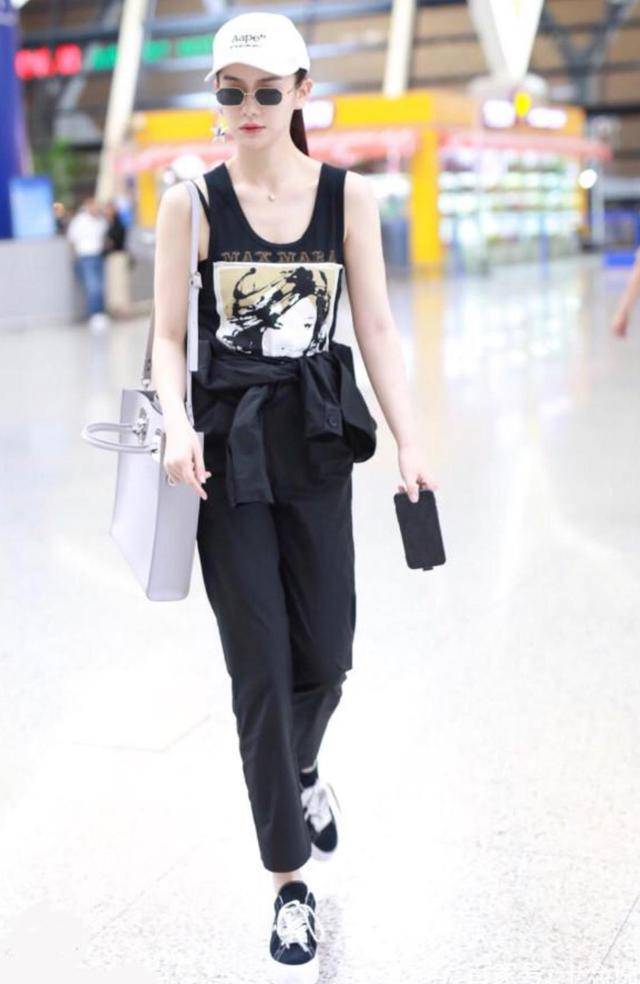 好身材 戚薇好身材任性!穿件“男人背心”就敢走机场,好皮肤太让人羡慕
