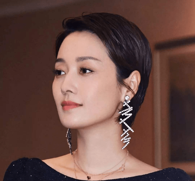 发型马伊琍难得留头发，一点点长就要扎个啾啾，没短发时髦但看着年轻