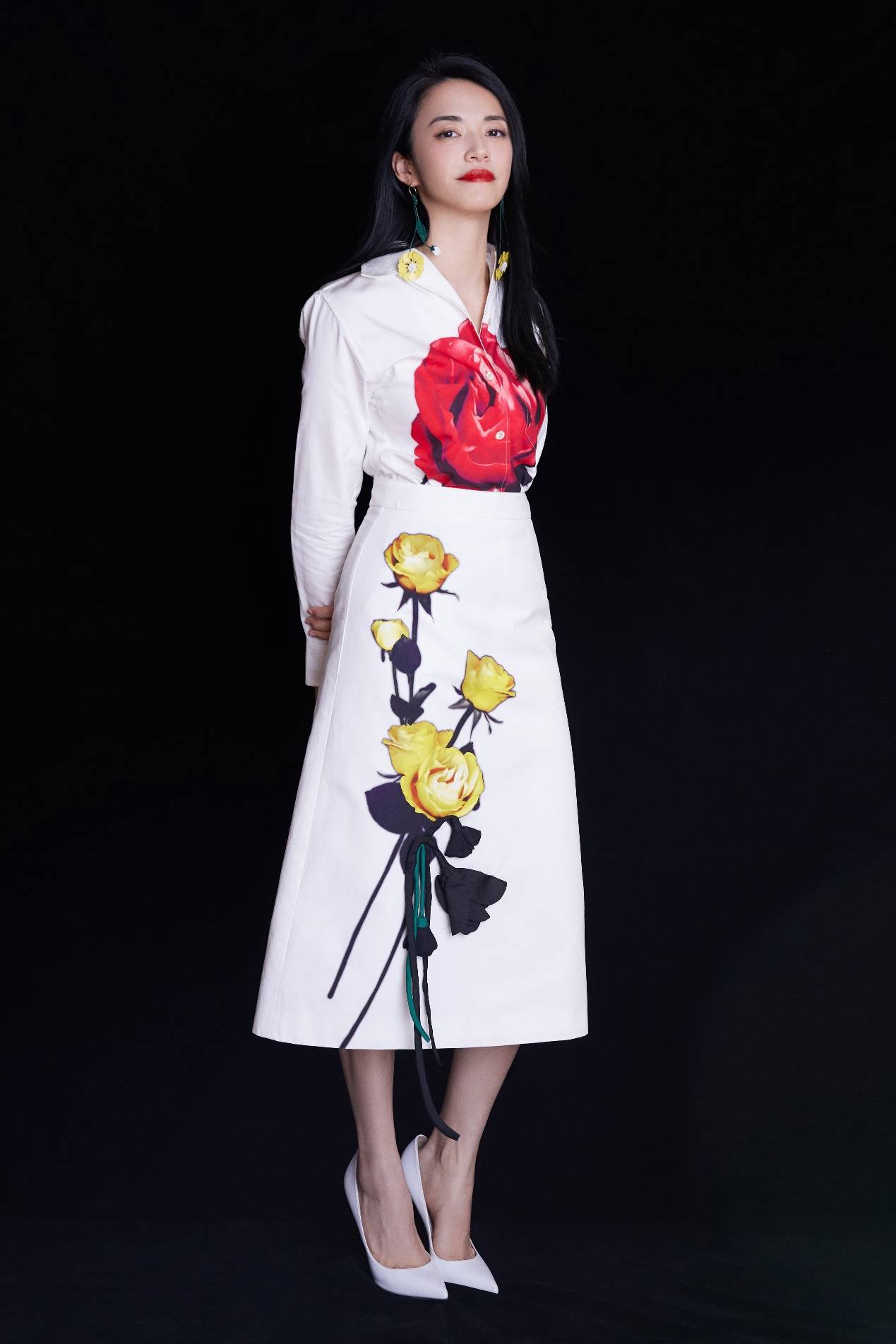 姚晨真该给腿买保险细嫩光滑自带丝袜特效修图都没这效果