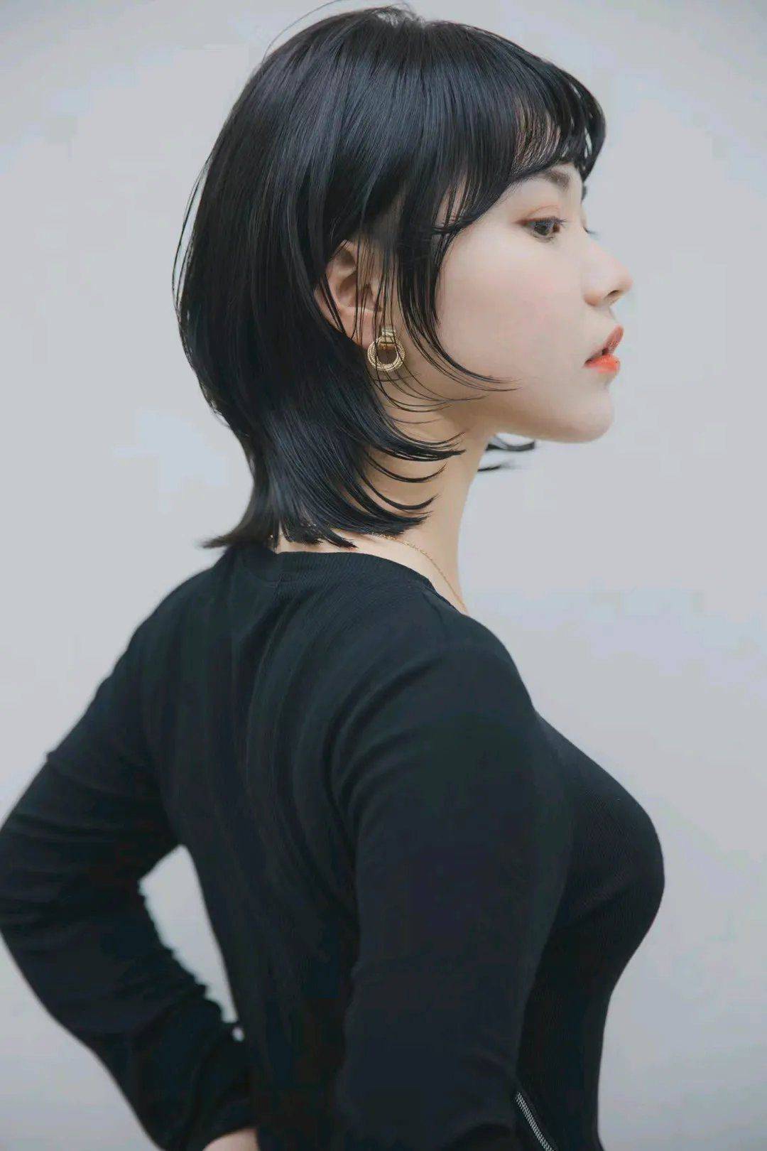 发型白发阿姨做纹理短发，年轻女生做狼尾发型，效果都很美