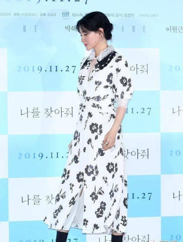 曲线 大长今李英爱黑色长裙现身,让人惊呼,这一点都不像四十九岁