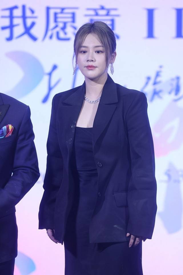 牛仔 马思纯为“戏”增肥,和妈妈一起走机场,穿大码牛仔套装好可爱