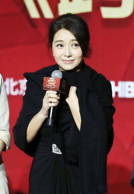 更有吸引力 江珊高调走红毯，52岁穿深V秀长腿，气质咋比二十多岁时还好