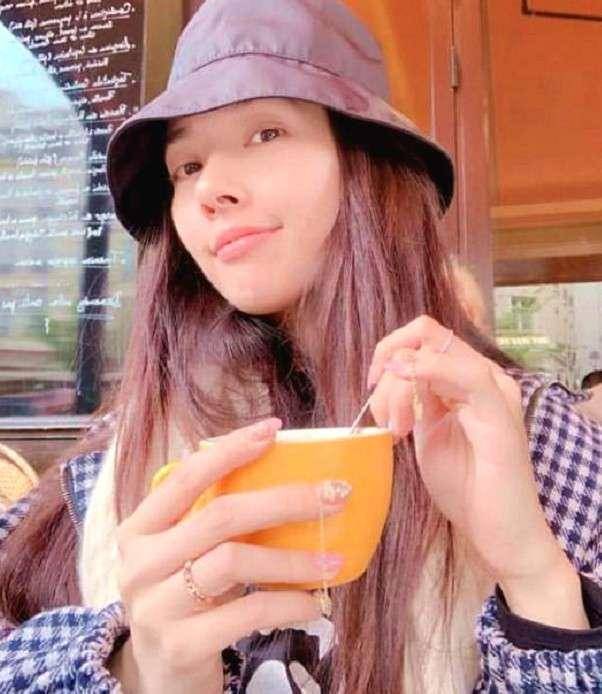 家务郭碧婷真有阔太范，做指甲都镶“金链子”，果然是不用做家务的人