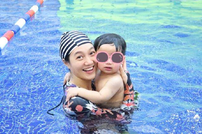 设计 朱丹晒母女旧照合影，小小丹正脸像极了周一围，一岁弟弟也像爸爸