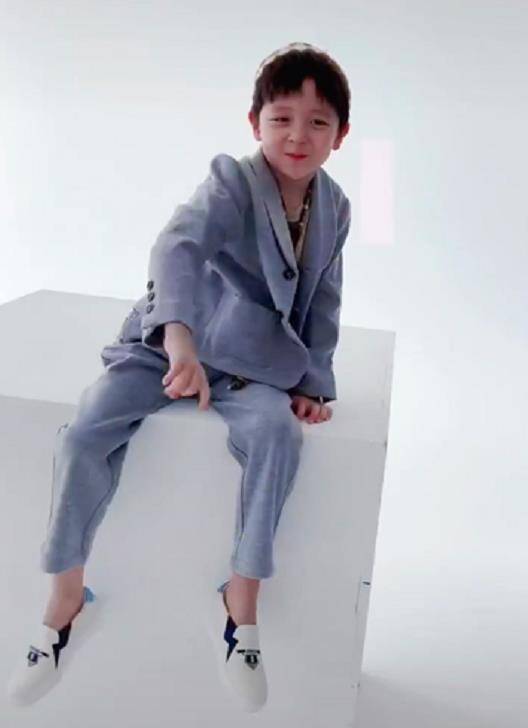 儿时的大麟子长着一张标准的萌娃脸——圆圆的小脑