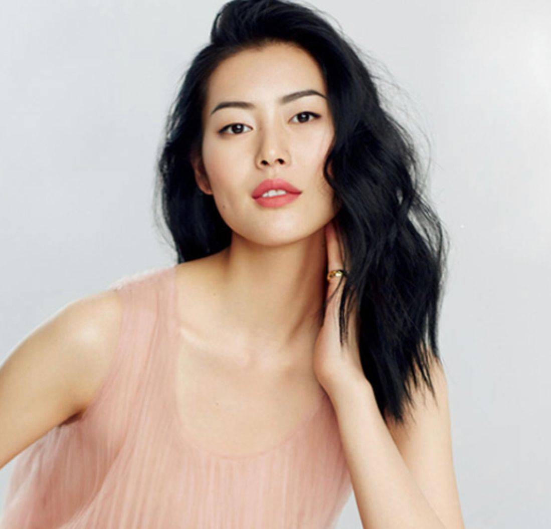 卷发没有刘雯的气质，别轻易尝试老土的“阿姨卷”，一般人真驾驭不了