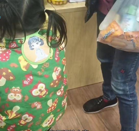 因为|4岁萌娃“偷拿”零食被发现，爸爸的做法值得深思，网友：教得好