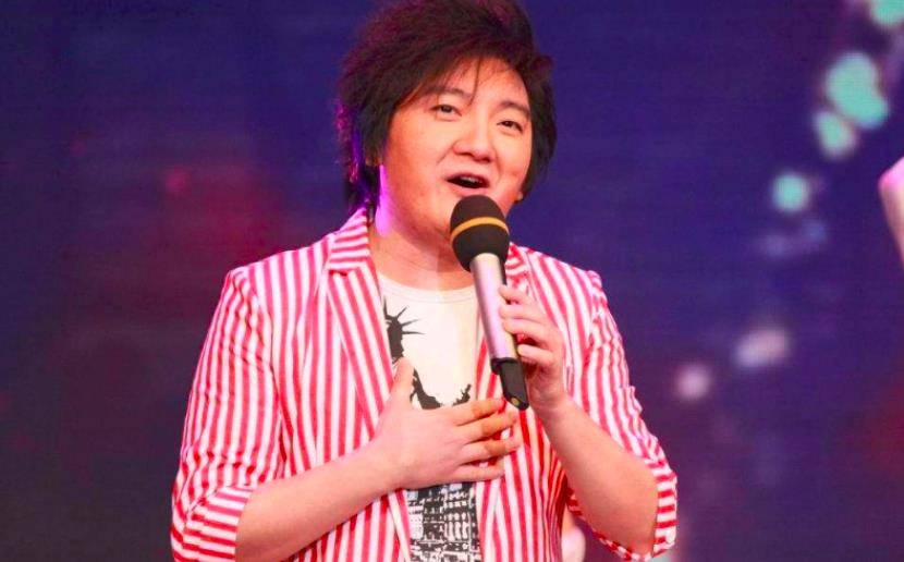 靠一首歌赚两亿,被称为网络歌手的鼻祖,如今41岁成这样_杨臣刚_明星_老鼠