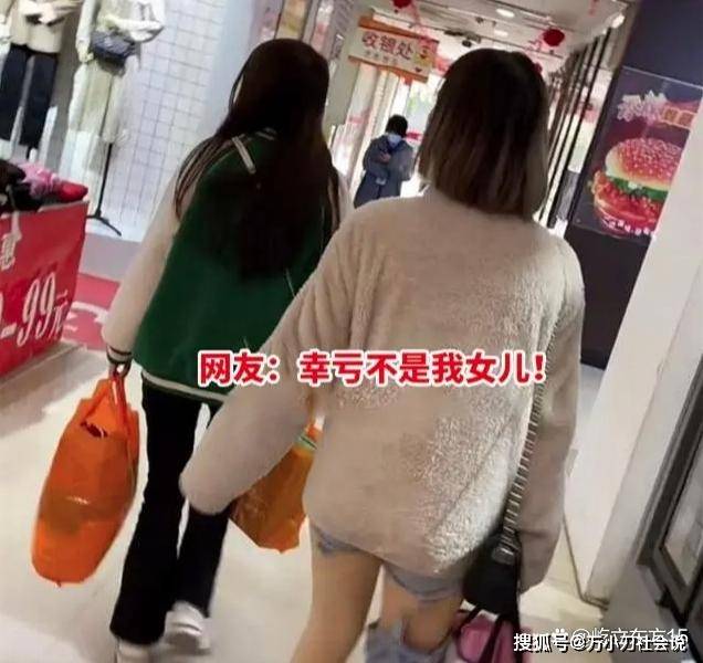 女子 广西：女子穿牛仔裤逛商场，一边是超短裤，一边挂在那，她不冷吗