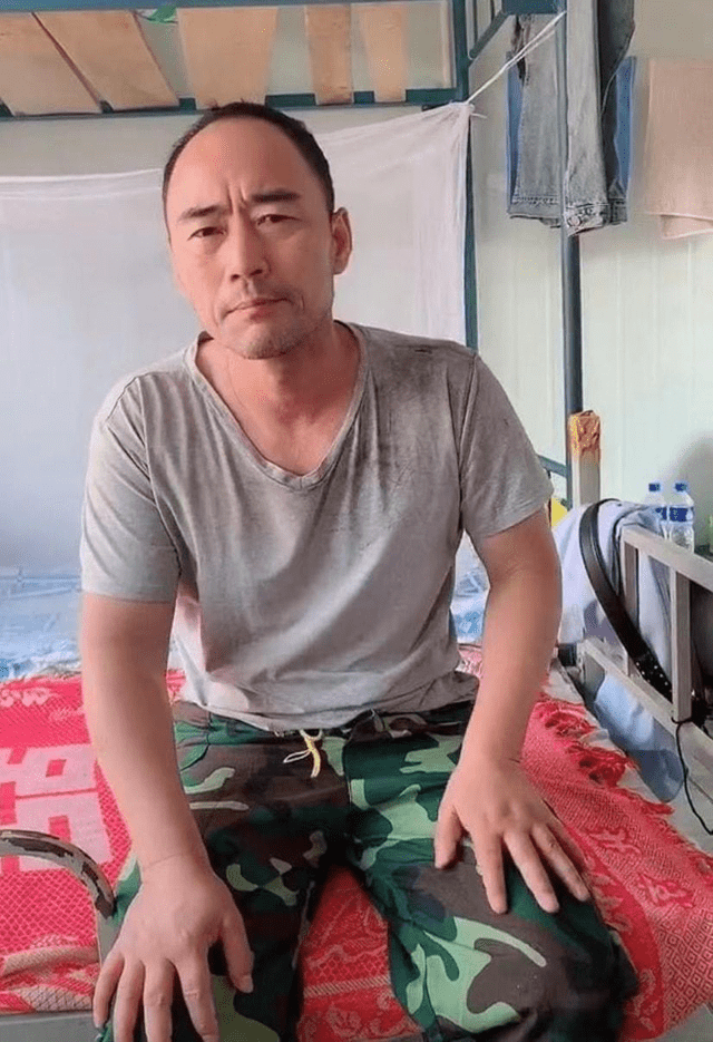 原创旭日阳刚组合成员王旭睡工地板房条件非常恶劣网友质疑在摆拍