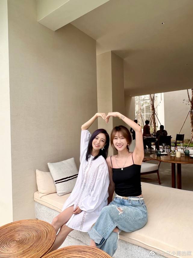 佟丽娅佟丽娅与闺蜜外出游玩难掩好心情，身材窈窕似少女，纤细美腿抢镜