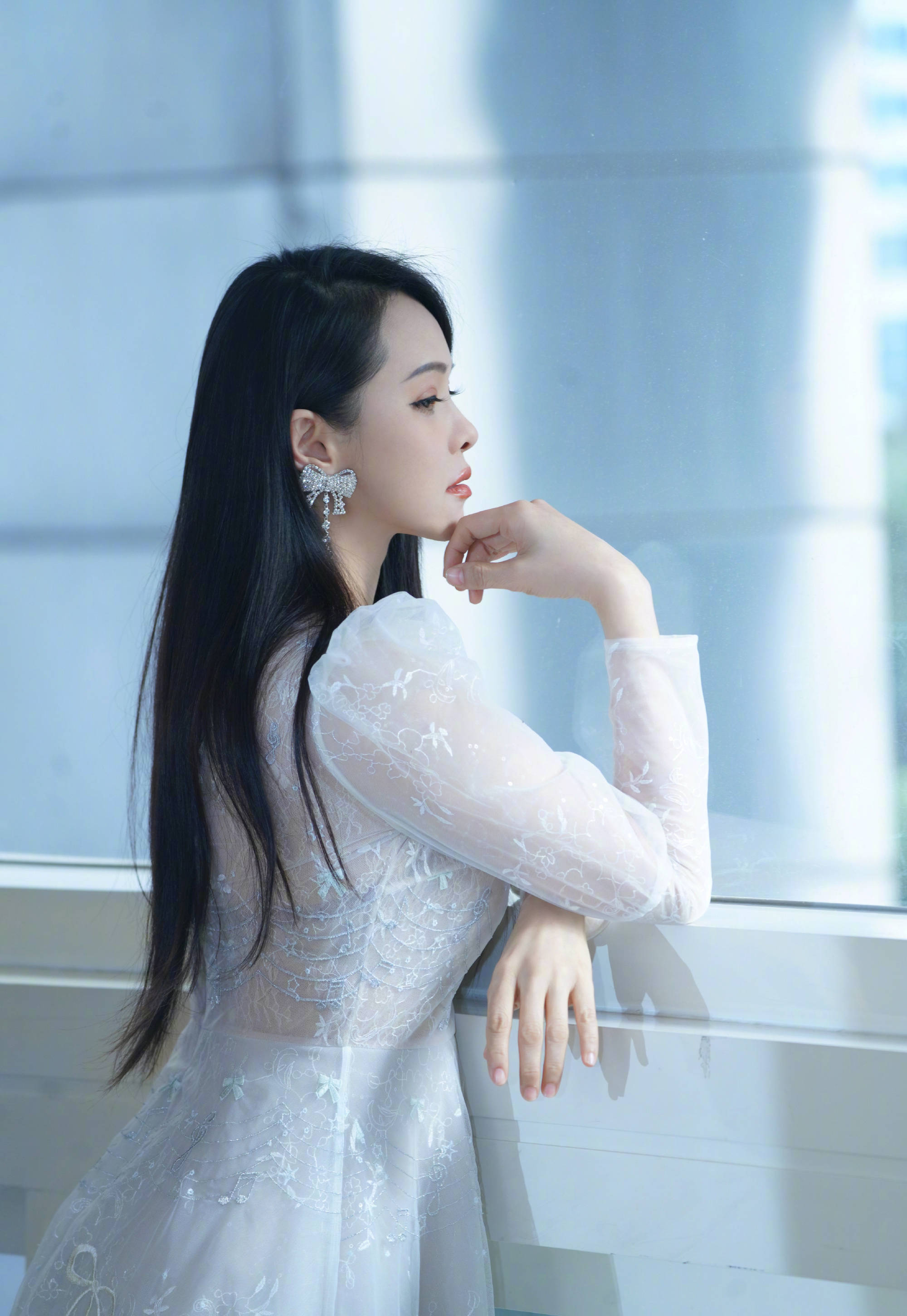 状态伊能静终于认老了！穿“大妈”外套配奶奶裤，这才是53岁真实模样