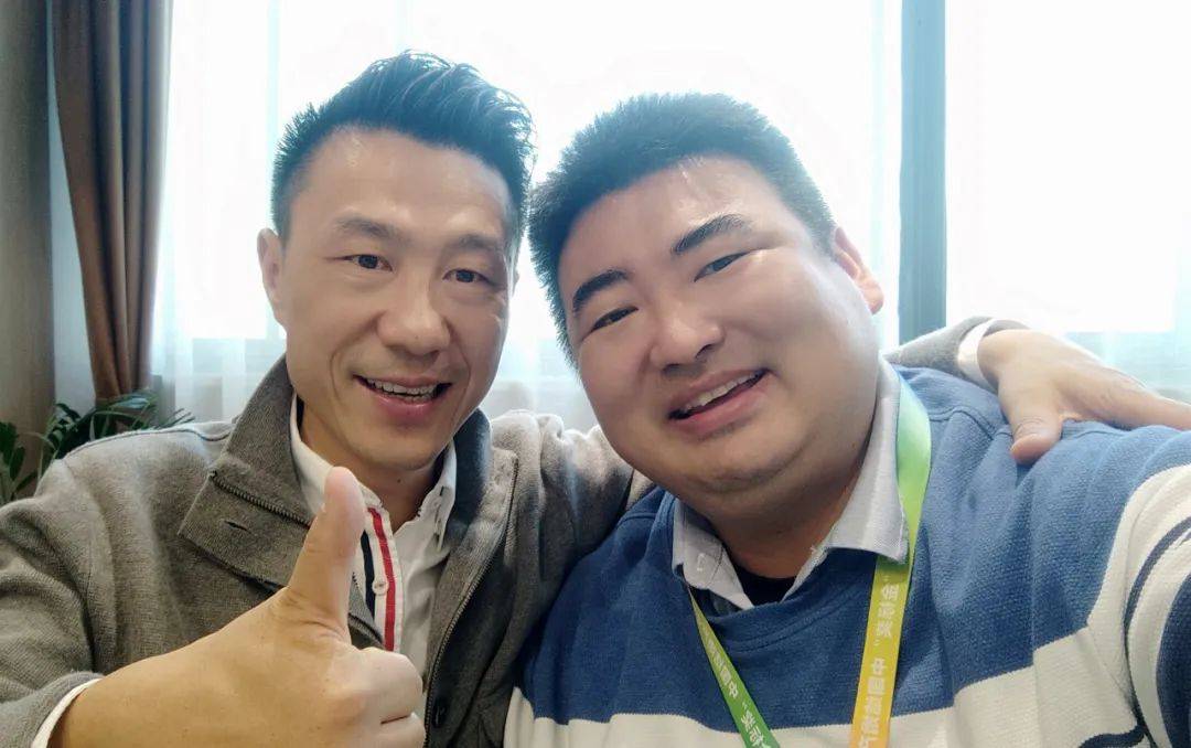 南京瑞庭婚礼文化产业集团胡亚洲(左)与嗨动互动首席内容官葛煜(右)