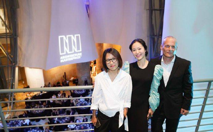 黑色 36岁江一燕真有勇气！领建筑大师奖撞衫31岁刘雯，美得不相上下