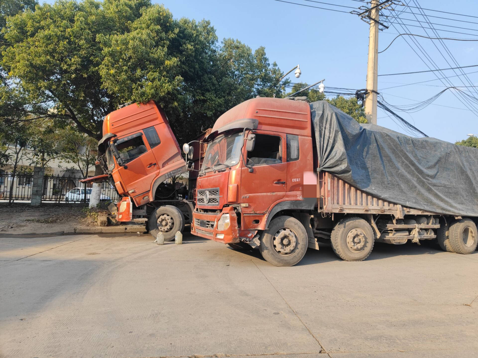 怪哉蓬安团结南路何时变成大货车修理场地了啊