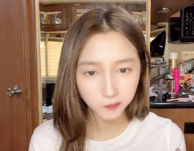 关孝|关晓彤鼻子大变样,网友在线质疑她动手脚,推荐美食上热搜又翻车