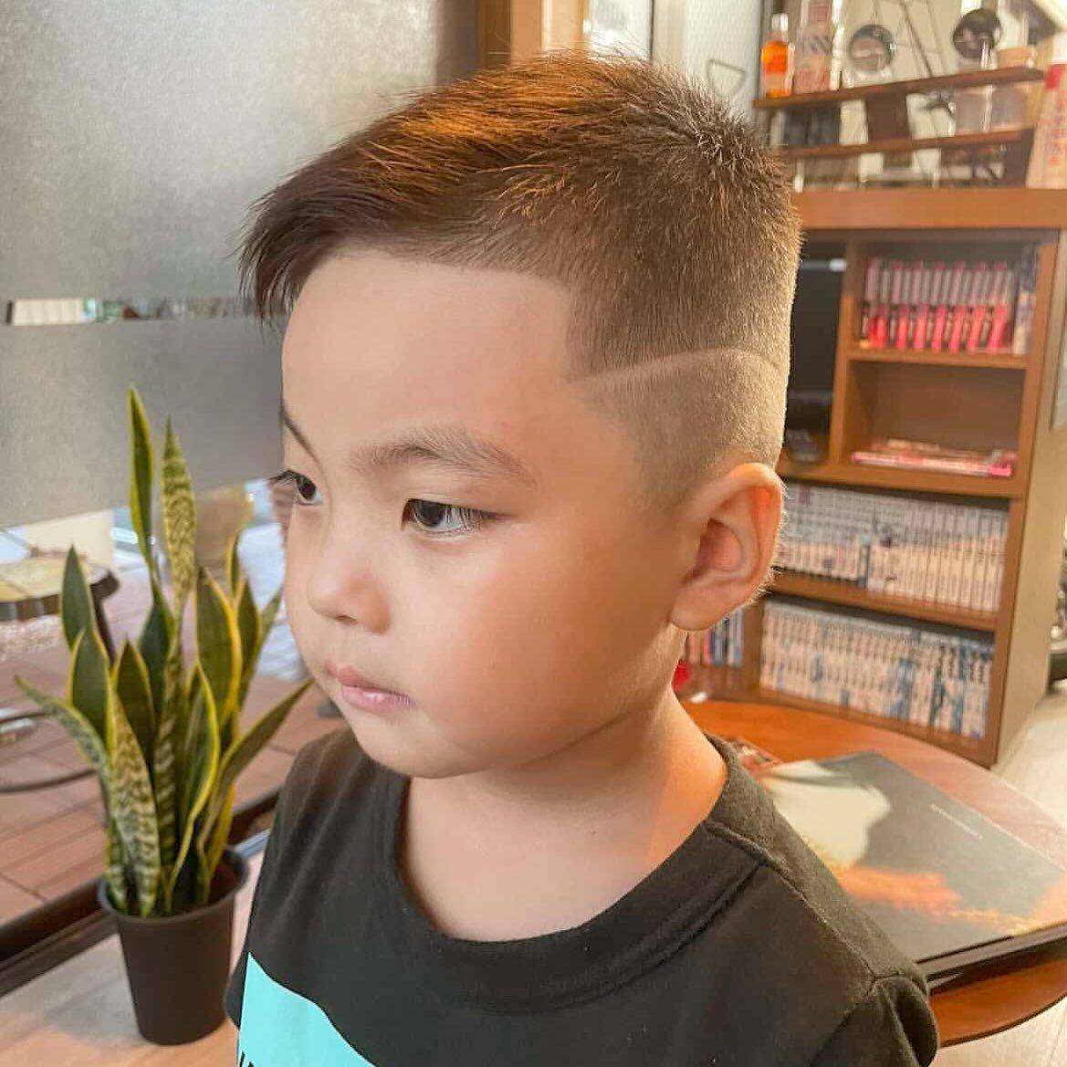 刻痕最帅小男孩发型来了,剪完很有型,适合大多数小男孩
