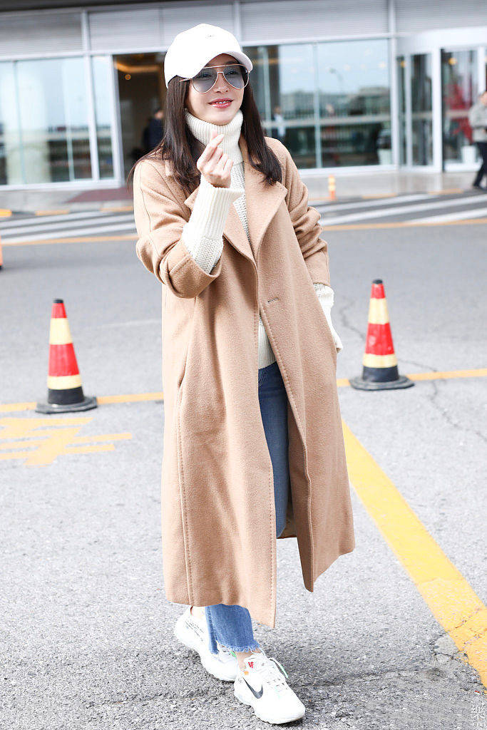 套头衫 40岁秦岚真节俭，针织衫都起球了还在穿，搭配直筒牛仔裤意外时髦