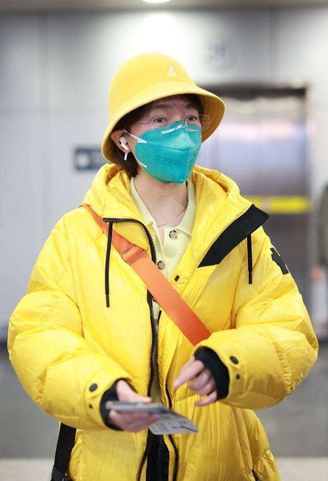 焦俊艳也穿得太可爱了黄色羽绒服配小黄帽素颜出镜依旧嫩得很