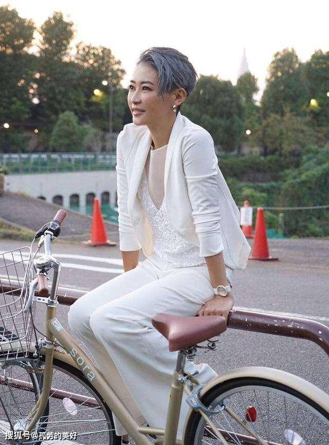 黑色 梁静满头银丝,穿白色成套西装,气场盖过身高190的老公管虎