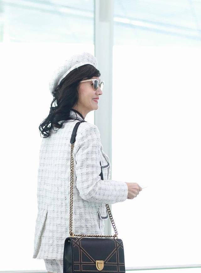 套装 65岁赵雅芝机场玩下衣失踪风，白色贝雷帽引领时尚少女感扑面而来