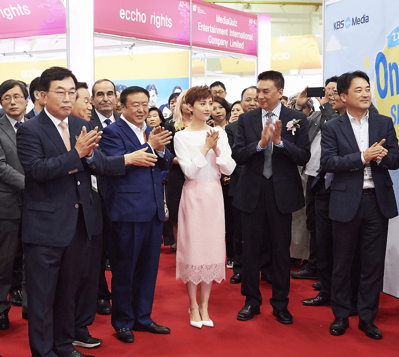 藕粉 尤小刚第三任娇妻真有气质,淡色穿搭温柔优雅,有名媛阔太的气质