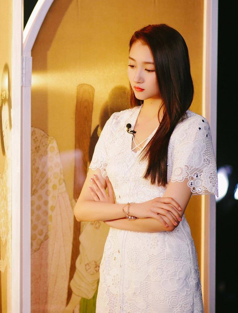 样式 22岁关晓彤终于长开了，穿蕾丝小白裙气质清纯，长直发造型美呆啦