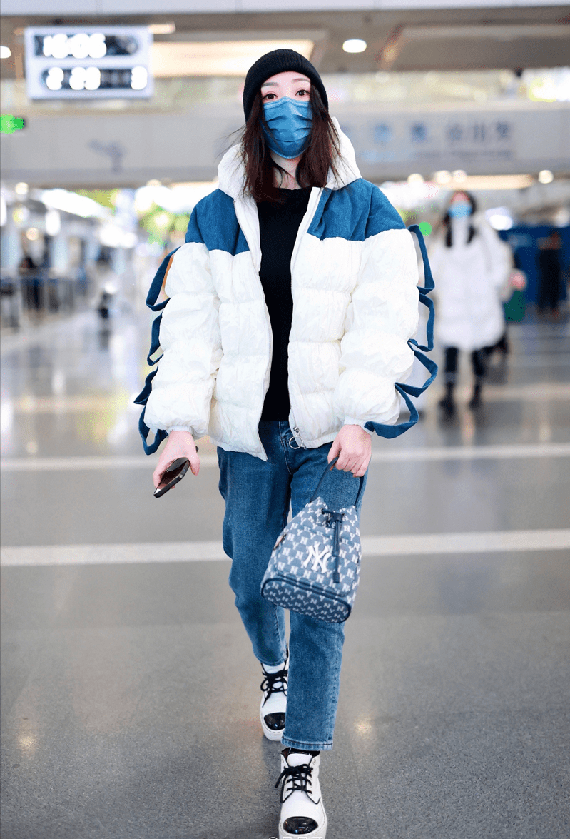性感女神柳岩风格变了,羽绒服配牛仔裤走机场,戴口罩差点认不出_休闲_