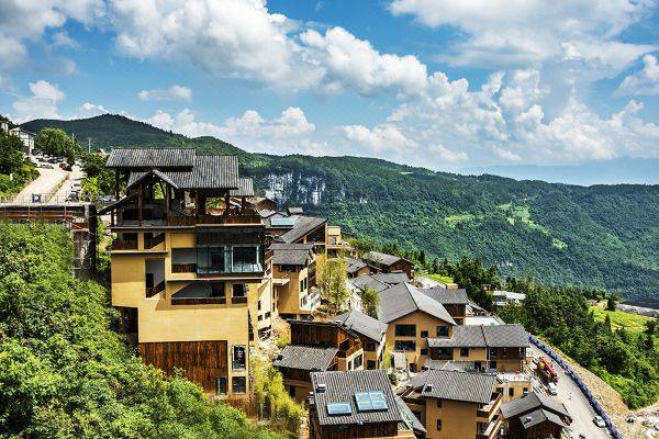 仙女山懒坝仓介酒店坐落于重庆武隆懒坝国际艺术度假区——懒人村落之