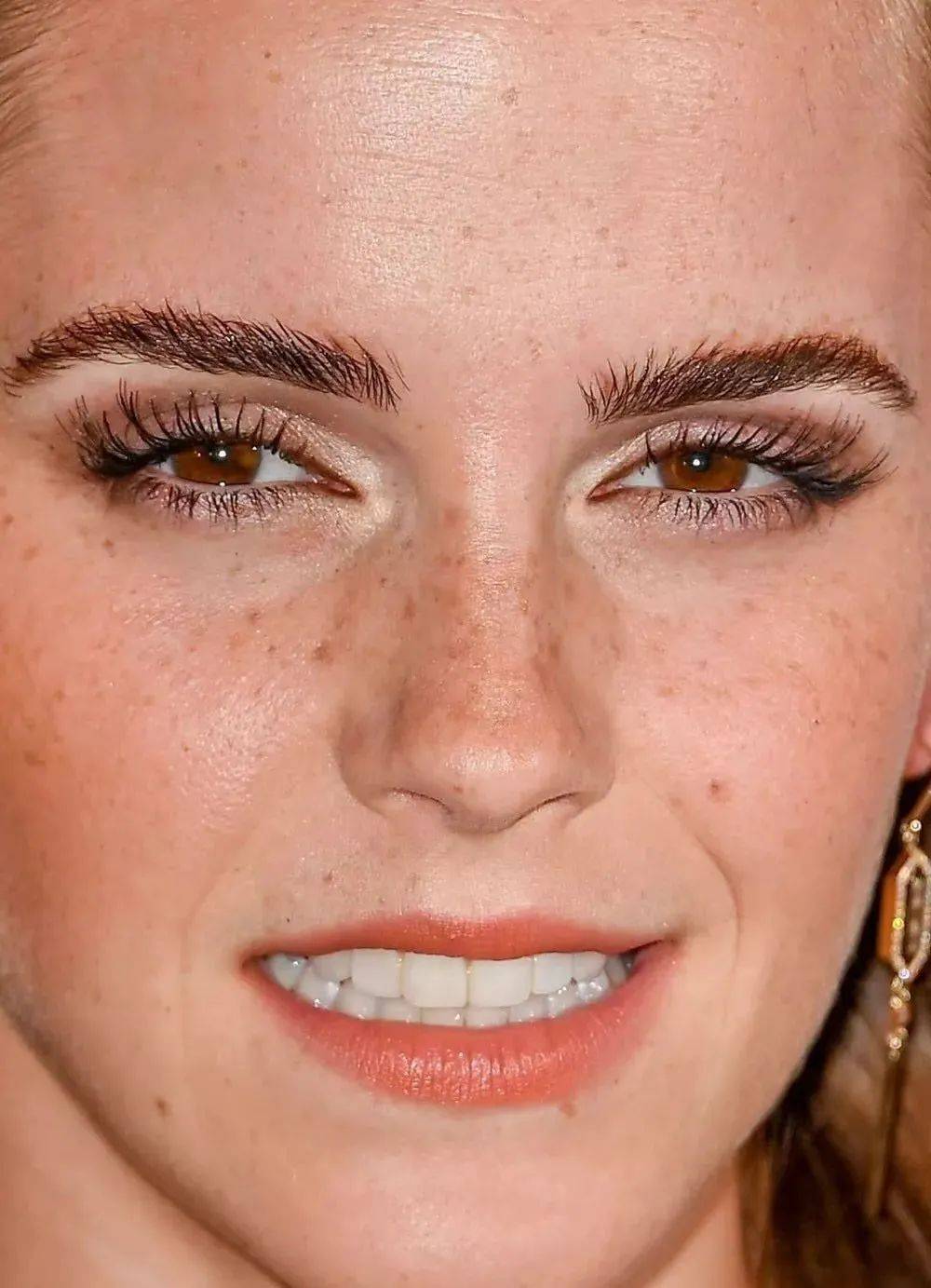 平台一夜之间风靡全平台的“白开水妆容”,有多白?