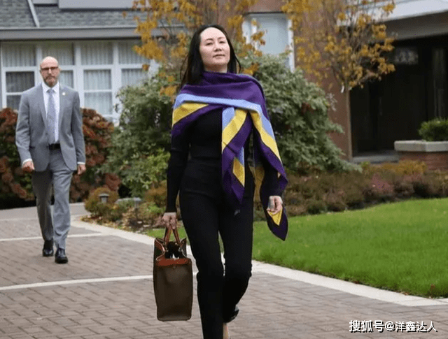 整体 寒风中的斗士！孟晚舟穿丝绒裙不惧低温，光腿踩高跟鞋优雅从容