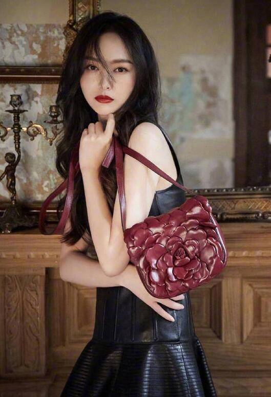 黑色 唐嫣瘦得不像真人！穿最小号的裙子也宽松，9头身比例胜过超模