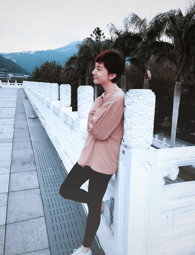 藕粉 尤小刚第三任娇妻真有气质,淡色穿搭温柔优雅,有名媛阔太的气质