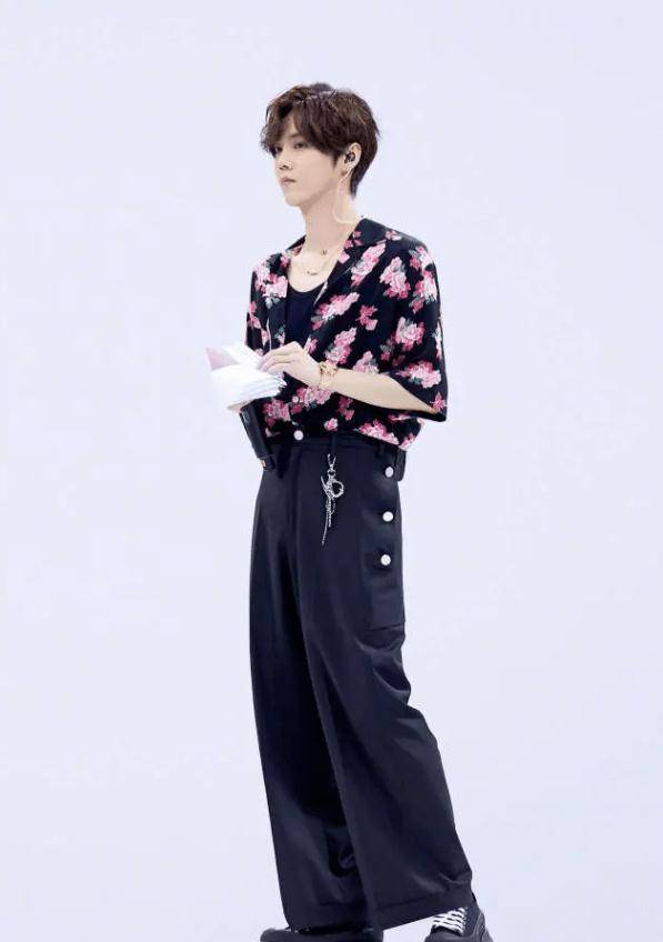 显得 难怪鹿晗总爱留着短发，当他梳起大背头，我终于懂了