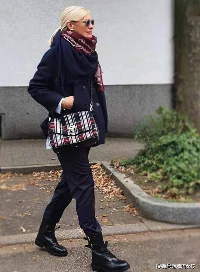 真甜 90岁奶奶太时髦，穿花裙子还配“光腿神器”，被1米9孙子搂着真甜