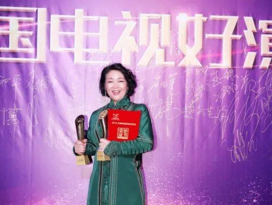 因为|她是大满贯视后，丈夫甘愿为她做“家庭煮夫”，曾经却因长相6年无戏可接。