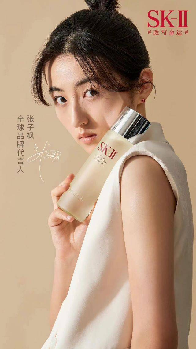 原创张子枫闷声干大事拿下高奢全球代言人真争气穿极简风气场大变