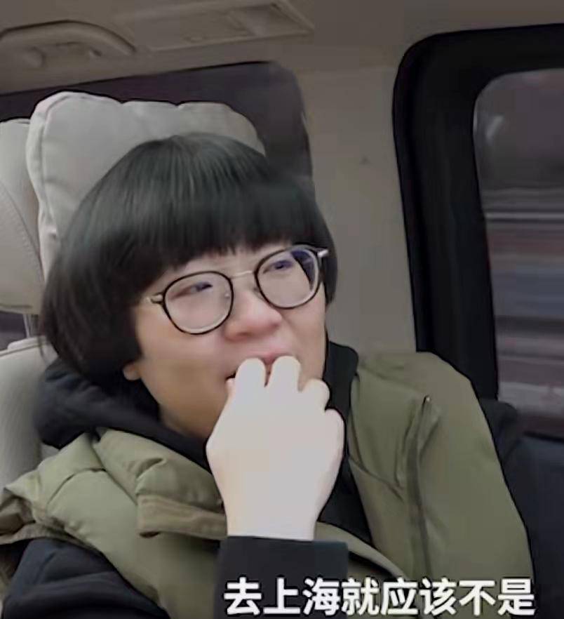 原创奇葩说辩手肖骁穿着女装直播带货这是打算要放飞自我吗