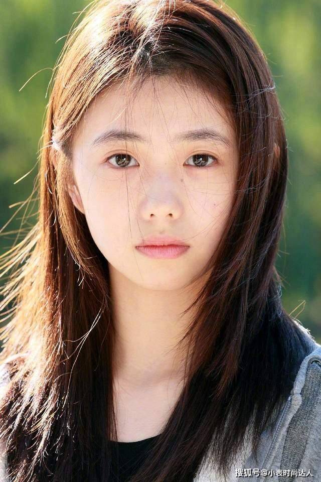 轮廓新任谋女郎背景强悍，晒素颜生图不惧怼脸拍，满满胶原蛋白好清纯