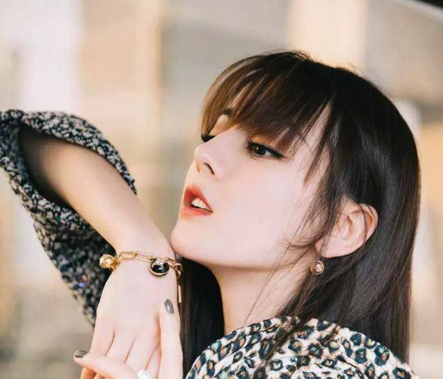 发型“发腮”成了女生们的集体恐惧，别慌！热巴的这3款发型来拯救你