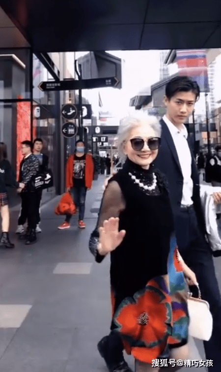 真甜 90岁奶奶太时髦，穿花裙子还配“光腿神器”，被1米9孙子搂着真甜