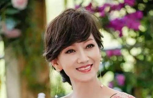 对比六旬大妈为变赵雅芝，不惜花两百万整容10次，前后对比照笑了