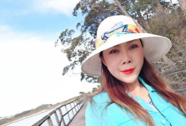 棕色田震越活越年轻,扎双马尾戴草帽状态如少女,54岁还是铿锵玫瑰