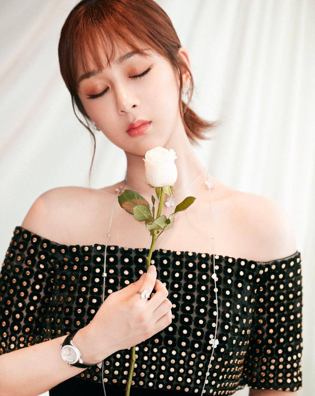 显得 她12岁便已经红遍全国，今穿黑色一字肩开叉礼服，优雅大气