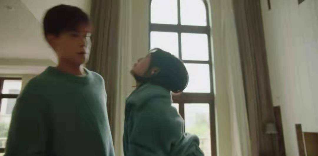 沈清|157cm的邢菲是如何扑倒188cm的胡一天的！身高不够茶几来凑！哈哈