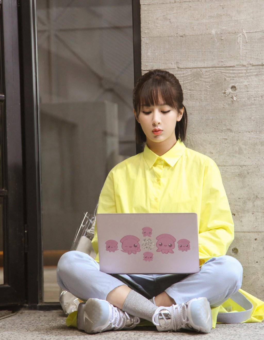 显得 她12岁便已经红遍全国，今穿黑色一字肩开叉礼服，优雅大气