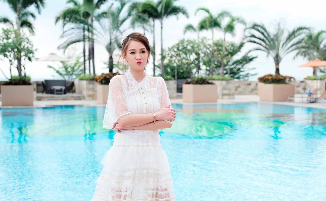 陈乔恩 陈乔恩恋爱后重回十八岁，穿星空裙够养眼，身材绝了